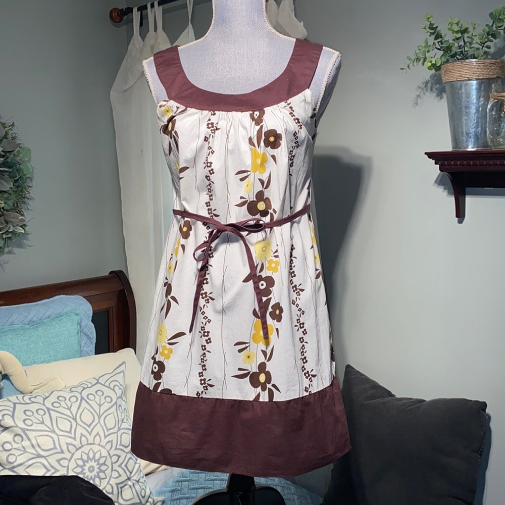 Floral rounded neck sun dress floral white brown yellow tie waist size 5